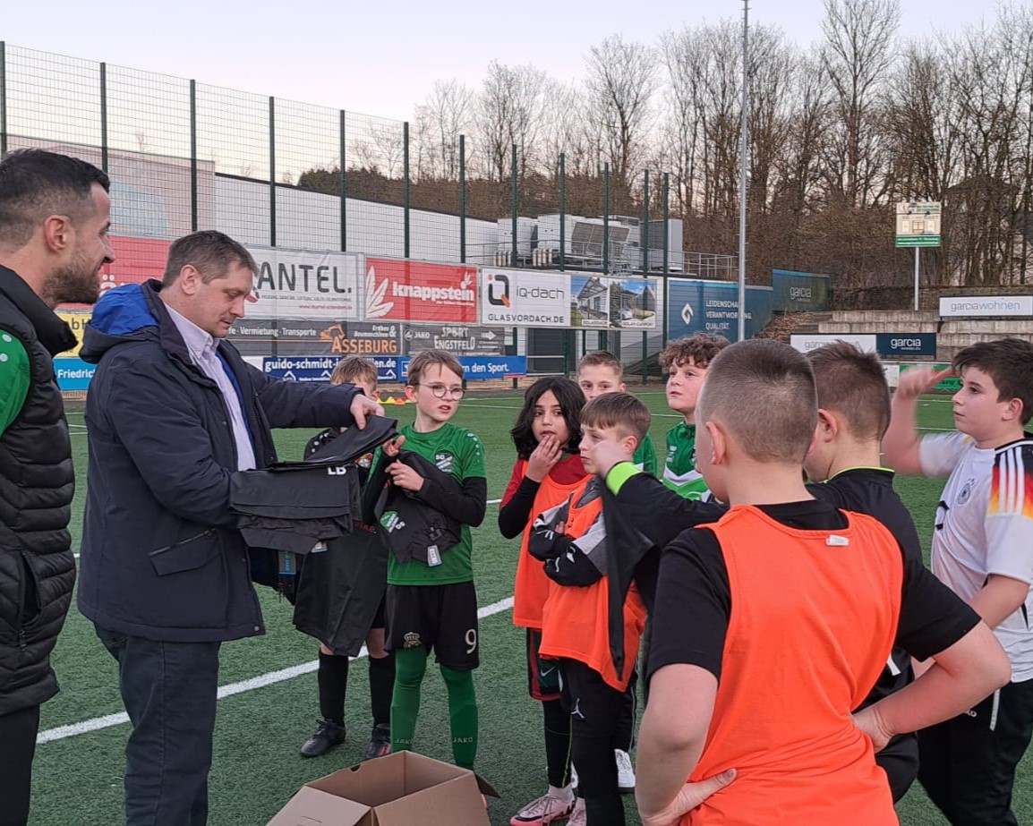 E1 erhält neue Regenjacken von Kunststoff Tielke aus Attendorn